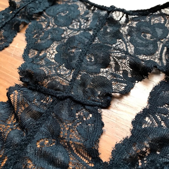 Tilly’s delicate lacy bralette - Picture 4 of 9